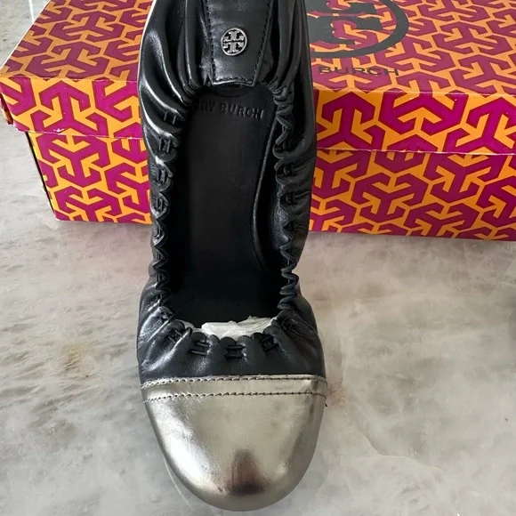 NIB TORY BURCH ABBEY 2 CAP TOE BALLET FLAT SHOES BLACK/ANTHRACITE LEATHER 8 - Picture 3 of 9